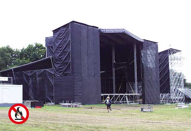 Podiums- | Tribünennetze schwer entflammbar nach EN 13501-1 bei einem Konzert an der Bühne montiert sehen nicht nur gut aus sondern sorgen auch für Sichtschutz und Sicherheit auf dem Event