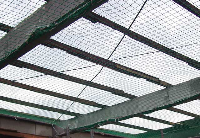 Bei der Sanierung und Bau von Dächern sind Personenauffangnetze | Auffangnetze nach EN 1263-1 mit Randseil wie hier unerlälich für die Sicherheit auf der Baustelle, aber auch z.Bsp. als Fangschutz im Treppenhaus 