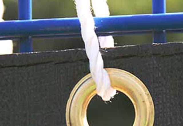 Befestigung einer Abdeckplane | Gewebeplane mit Tauwerk | Seil an einem Zaun, einfach, schnell und je nach Methode wiederverwendbar