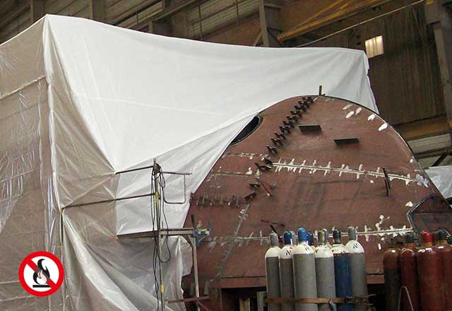 Gitter-Abdeckplanen zum Schutz bei Schweißarbeiten beim Bootsbau, die Planen sind schwer entflammbar nach DIN 4102-B1, und werden oft in Industrie und Handwerk eingesetzt 