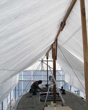 Abdeckplanen | Gewebeplanen 260 g/m² über ein Holzgerüst gespannt um bei schlechten Wetter am Boot arbeiten zu können, hohe Lichtdurchläßigkeit bei weißen Abdeckplanen