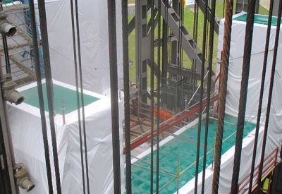 PVC-Abdeckplanen | LKW-Planen montiert zum Schutz vor Regen und Schnee im Schiffshebewerk auf der langzeit Baustelle, hohe Reißfestikgeit, extreme Witterungsbeständigkeit und eine hohe UV-Beständigkeit