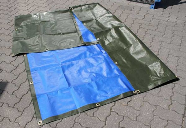 Ausgebreitete Abdeckplane grün/blau - Eine Seite grün die Andere blau