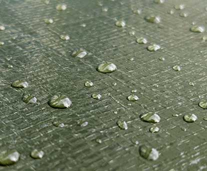 Wassertropfen auf einer Abdeckplane