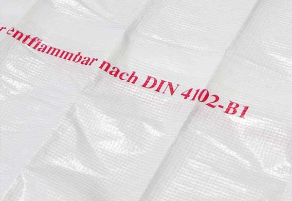 Gitter-Abdeckplane mit roten Aufdruck schwer entflammbar nach DIN 4102-B1